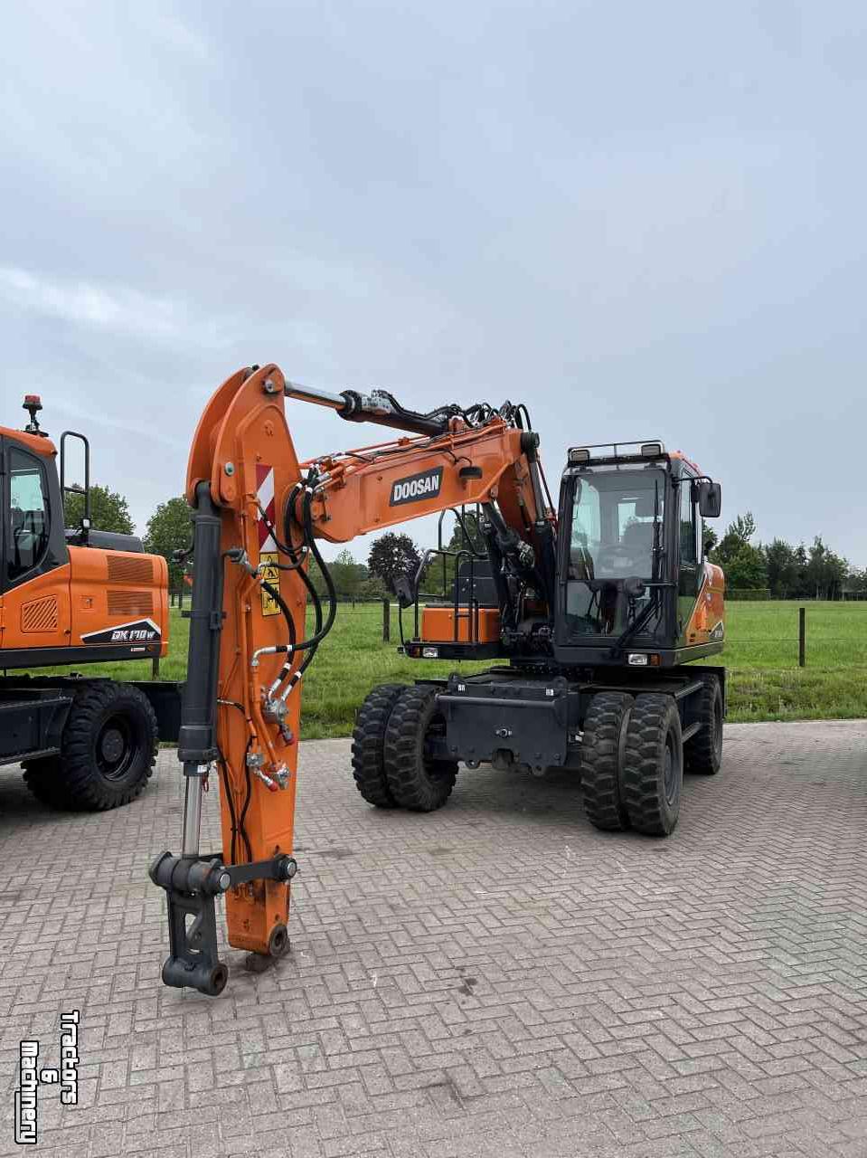 Pelles sur pneus Doosan DX140W-7