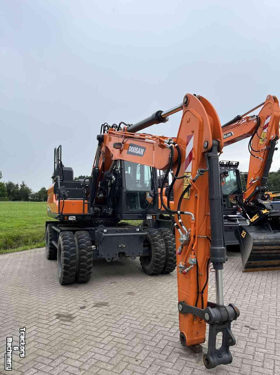 Pelles sur pneus Doosan DX140W-7