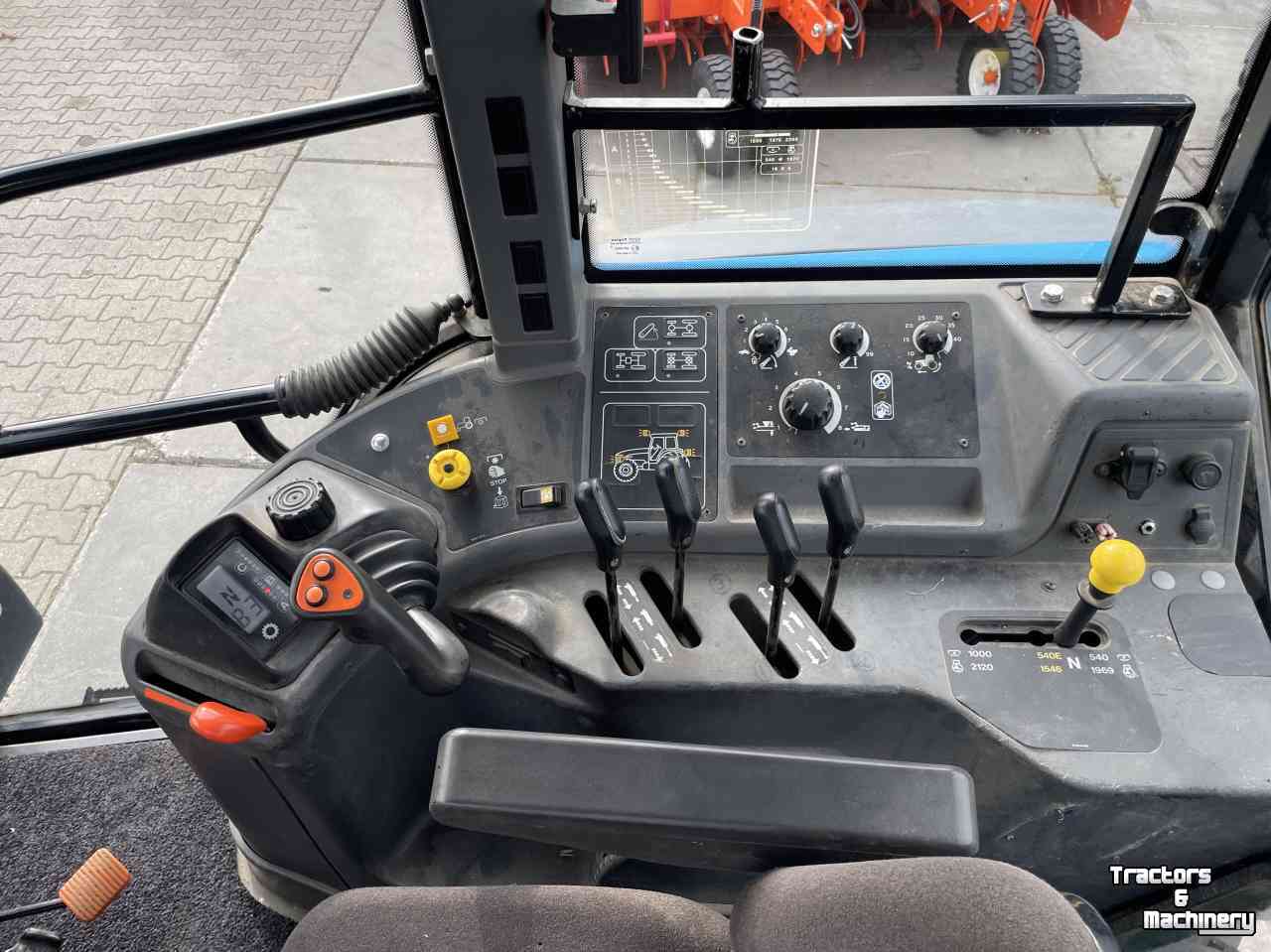 Tracteurs New Holland 8260 range command