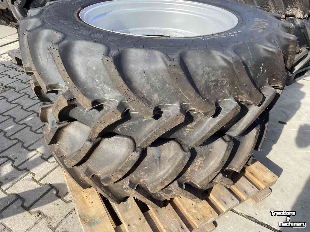 Roues, Pneus, Jantes, Barillets Jumelage Mitas 340/85R28 en 340/85R 38 op verstelbare velgen