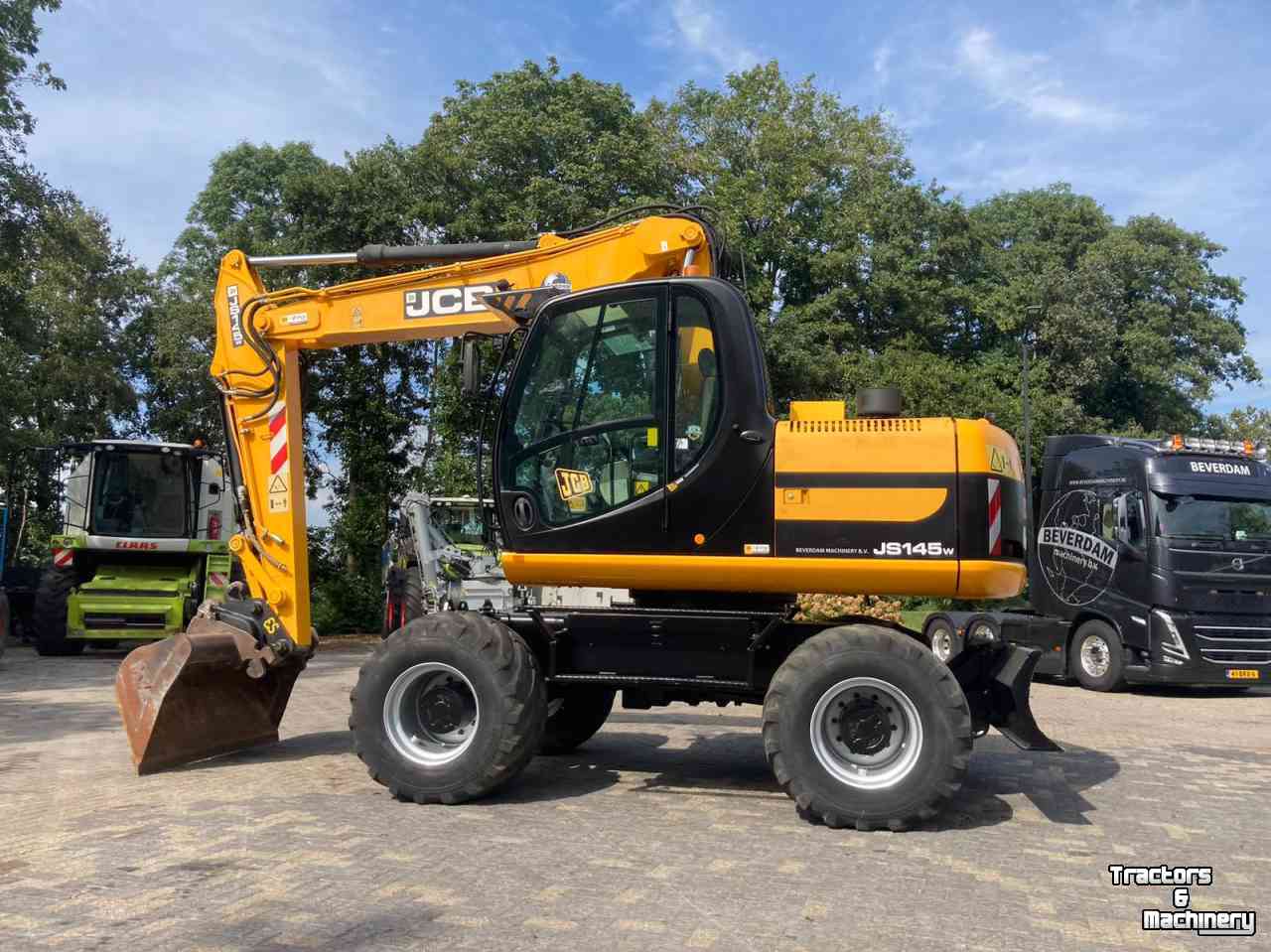 Pelles sur pneus JCB JS145W