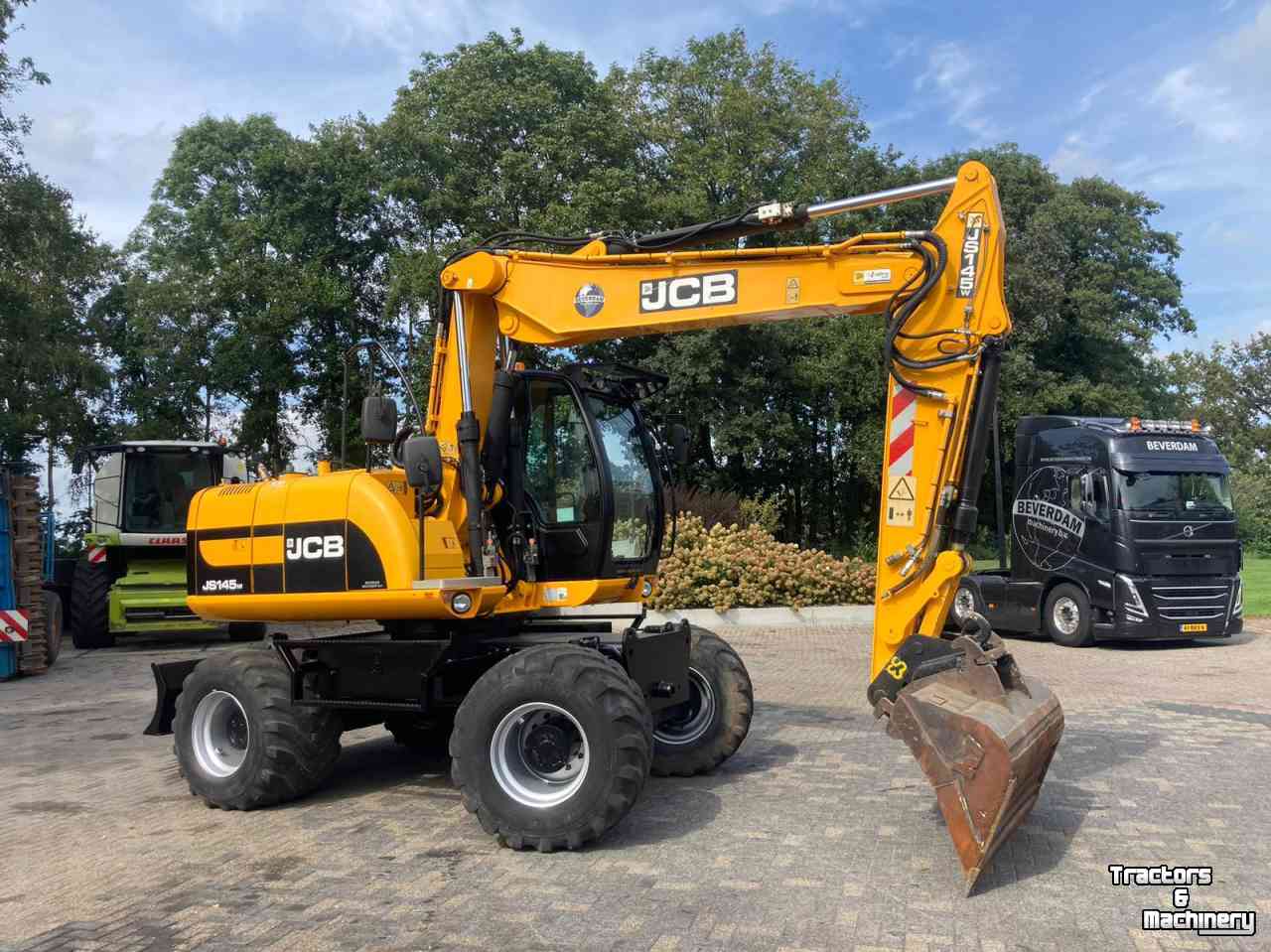 Pelles sur pneus JCB JS145W