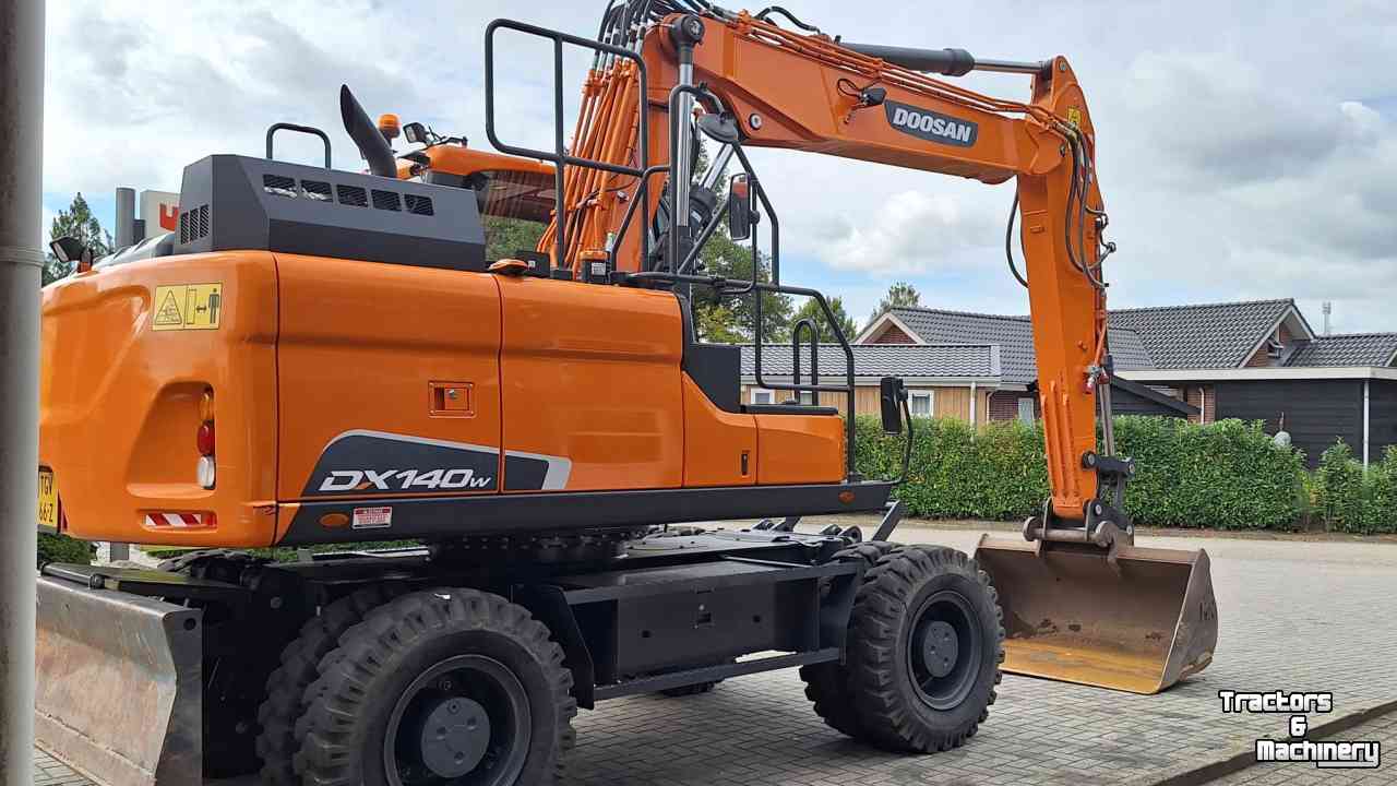 Pelles sur pneus Doosan DX140W-5